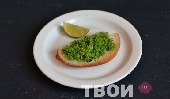 брускетта с зеленым горошком