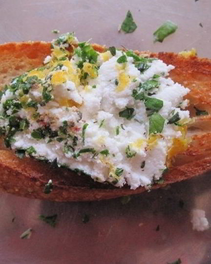 Рецепт брускетты с зеленью и козьим сыром