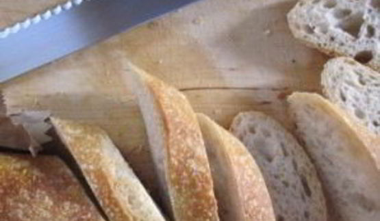 брускетта с зеленью и козьим сыром