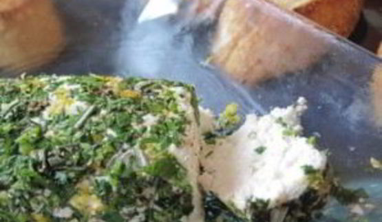 брускетта с зеленью и козьим сыром