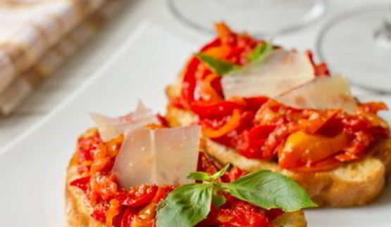 брускетта с жареным сладким перцем