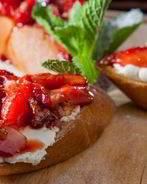 Брускетты с клубникой и маскарпоне