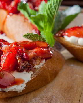 Брускетты с клубникой и маскарпоне