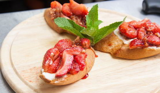 брускетты с клубникой и маскарпоне