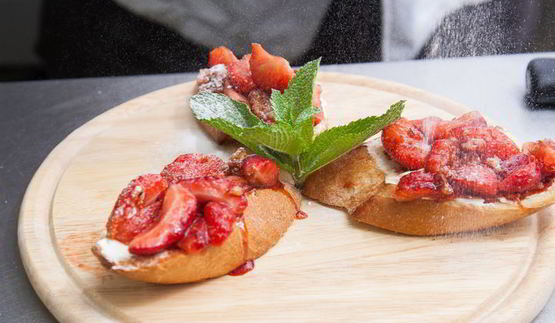 брускетты с клубникой и маскарпоне