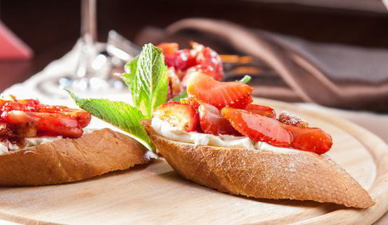 брускетты с клубникой и маскарпоне