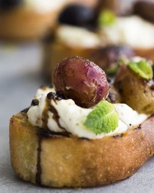 Брускетты с печеным виноградом, сыром и бальзамиком