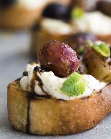 Рецепт брускетт с печеным виноградом, сыром и бальзамиком