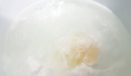 брускетты с яйцом пашот