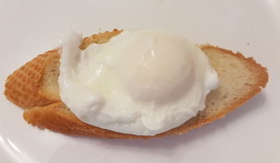 брускетты с яйцом пашот