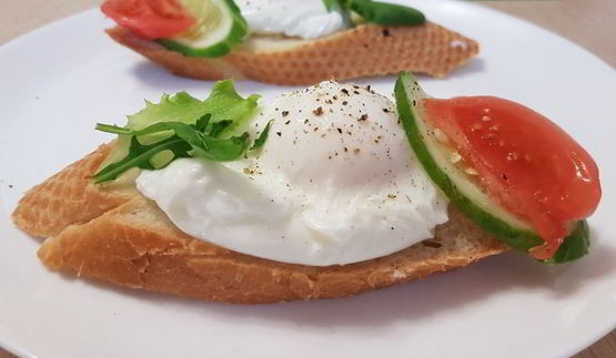 брускетты с яйцом пашот