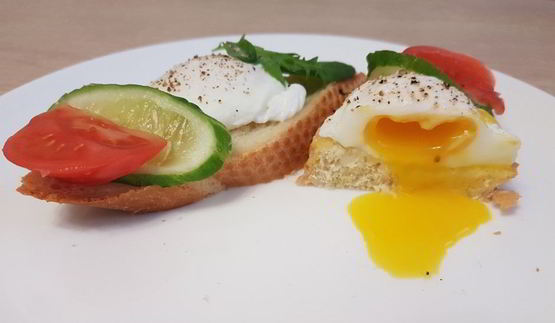 брускетты с яйцом пашот