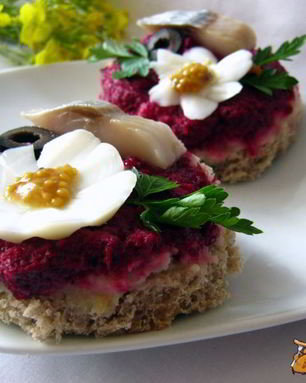 Бутерброды с сельдью и свекольным песто