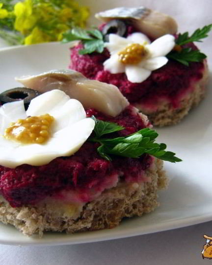 Рецепт бутербродов с сельдью и свекольным песто