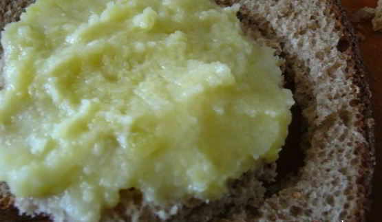 бутерброды с сельдью и свекольным песто