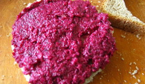 бутерброды с сельдью и свекольным песто