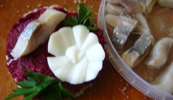 бутерброды с сельдью и свекольным песто