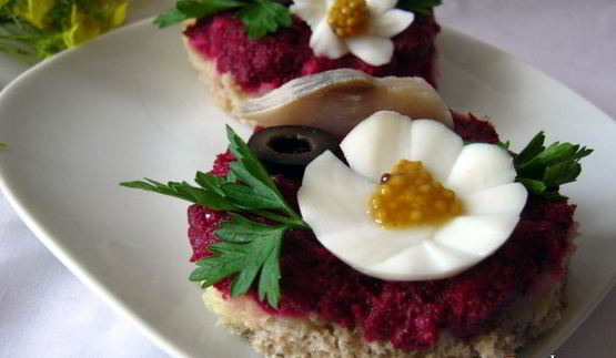 бутерброды с сельдью и свекольным песто