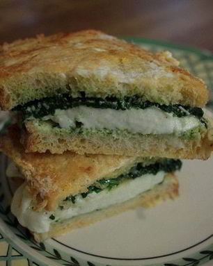 Горячий бутерброд с моцареллой, шпинатом и соусом песто