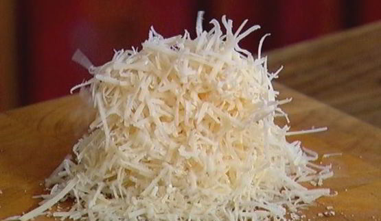 горячий бутерброд с моцареллой, шпинатом и соусом песто