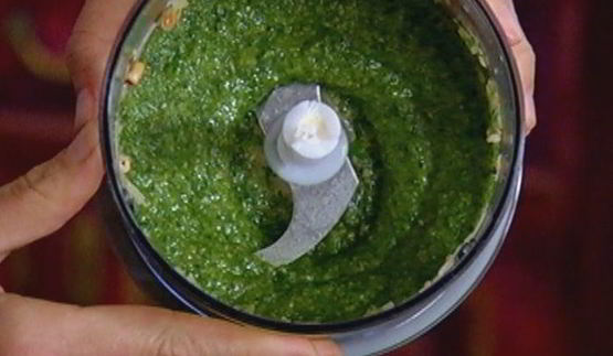 горячий бутерброд с моцареллой, шпинатом и соусом песто