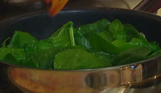 горячий бутерброд с моцареллой, шпинатом и соусом песто