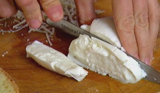 горячий бутерброд с моцареллой, шпинатом и соусом песто