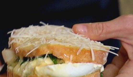 горячий бутерброд с моцареллой, шпинатом и соусом песто