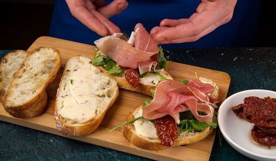 итальянская брускетта с прошутто