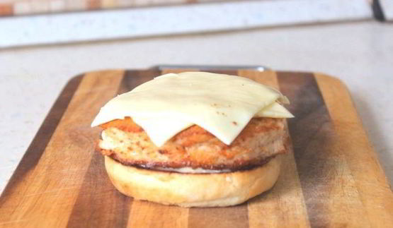 бургер с ананасом и медовой горчицей