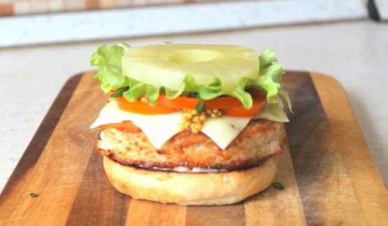 бургер с ананасом и медовой горчицей