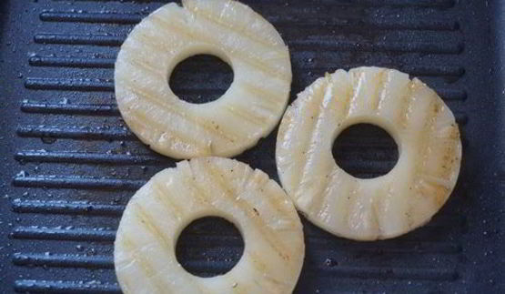 бургер с ананасом и соусом терияки