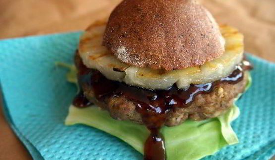 бургер с ананасом и соусом терияки