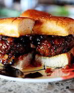 Бургеры с мясом, виски и халапеньо