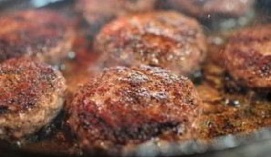 бургеры с мясом, виски и халапеньо