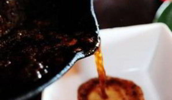 бургеры с мясом, виски и халапеньо