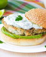 Домашний чикенбургер с цукини и соусом цацики