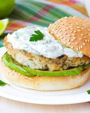 Домашний чикенбургер с цукини и соусом цацики