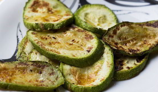 домашний чикенбургер с цукини и соусом цацики