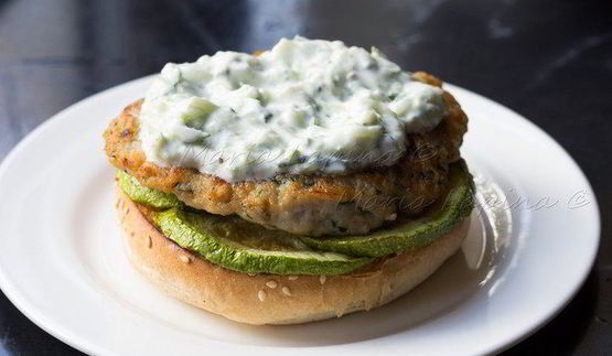 домашний чикенбургер с цукини и соусом цацики