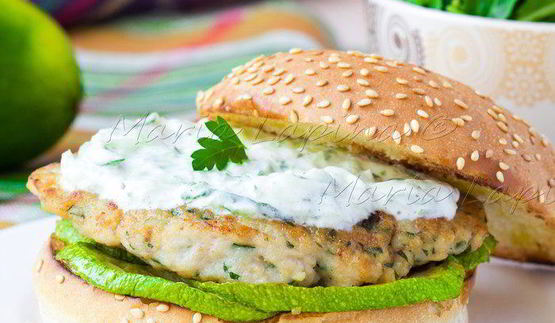 домашний чикенбургер с цукини и соусом цацики