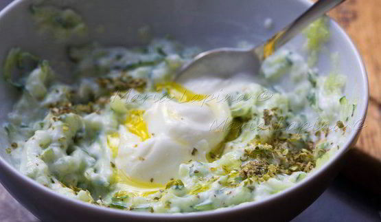 домашний чикенбургер с цукини и соусом цацики