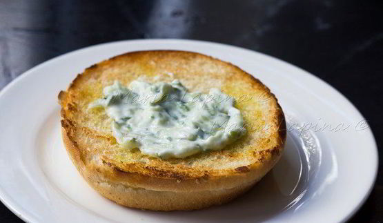 домашний чикенбургер с цукини и соусом цацики