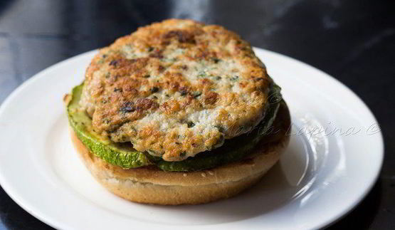 домашний чикенбургер с цукини и соусом цацики