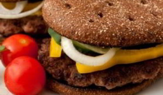 домашний гамбургер с ржаным хлебом