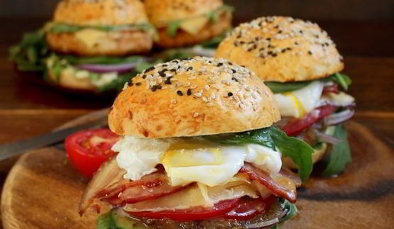 дрожжевые булочки с кунжутом для домашних бургеров