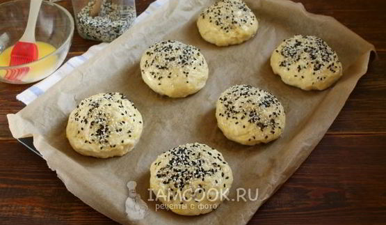 дрожжевые булочки с кунжутом для домашних бургеров