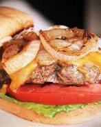 Гамбургер с жареным луком