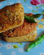 Гамбургеры с горгонзолой и спаржей