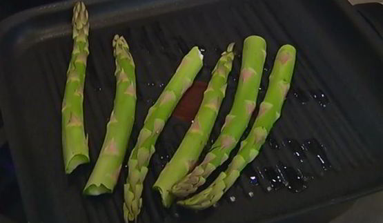 гамбургеры с горгонзолой и спаржей